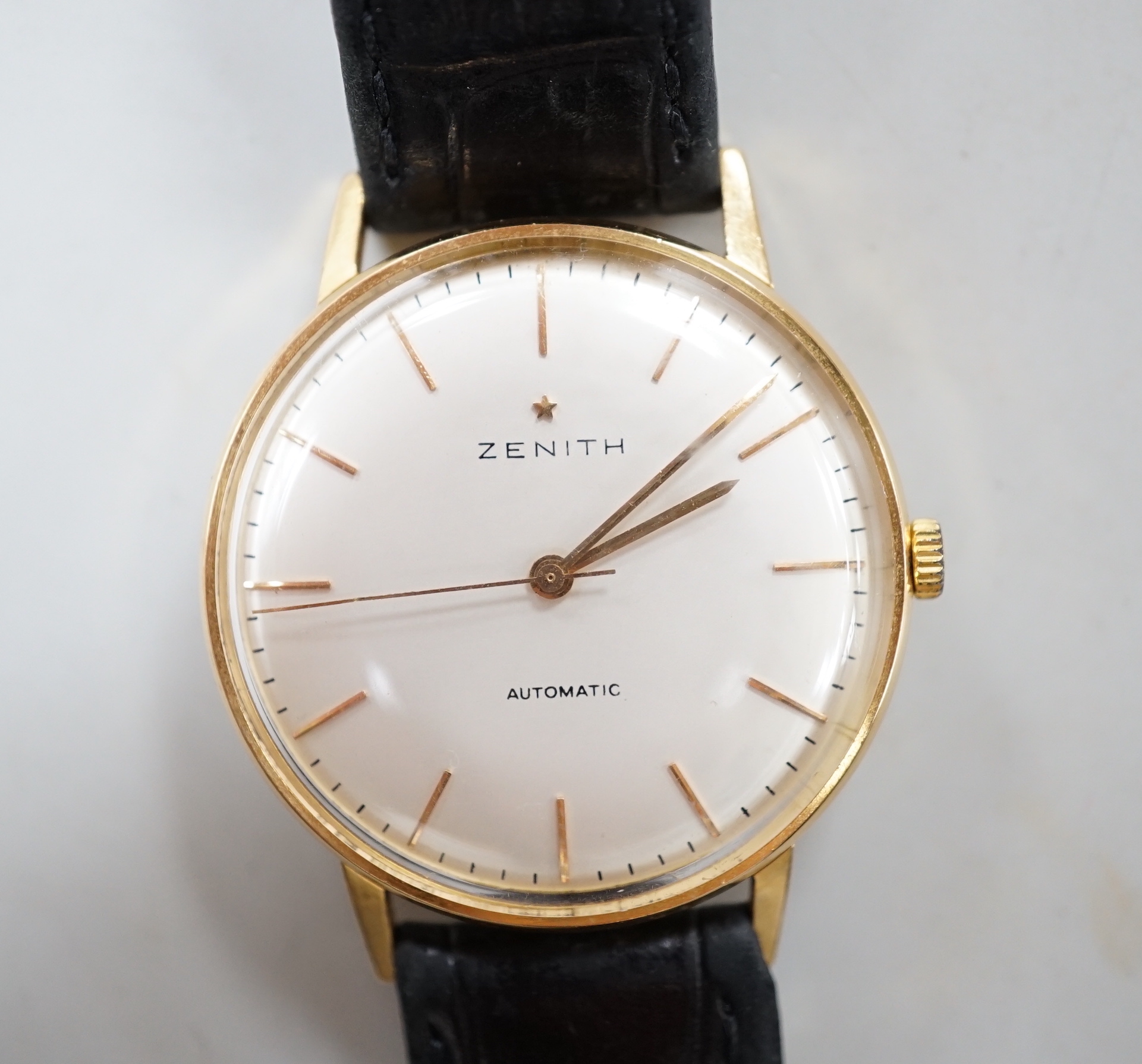 A gentleman's yellow metal (Swiss 750 mark) Zenith automatic wrist watch, with baton numerals, on associated leather strap, no box or papers.